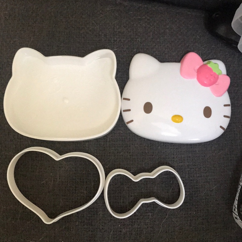 Hello Kitty cookie shaper - Picture 2 of 3